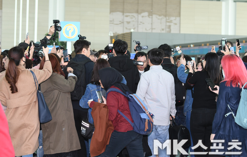 On the afternoon of the 5th, Ong Seong-wu from Wanna One left for Singapore for an Asian fan tour.Ong Seong-wu is heading to the departure hall with a lot of fans and reporters.