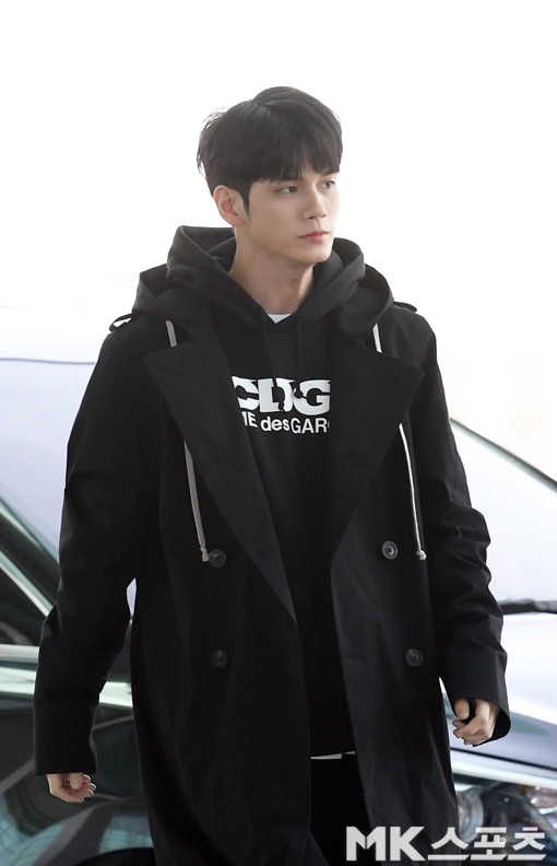 On the afternoon of the 5th, Ong Seong-wu from Wanna One left for Singapore for an Asian fan tour.Ong Seong-wu is heading to the departure hall.