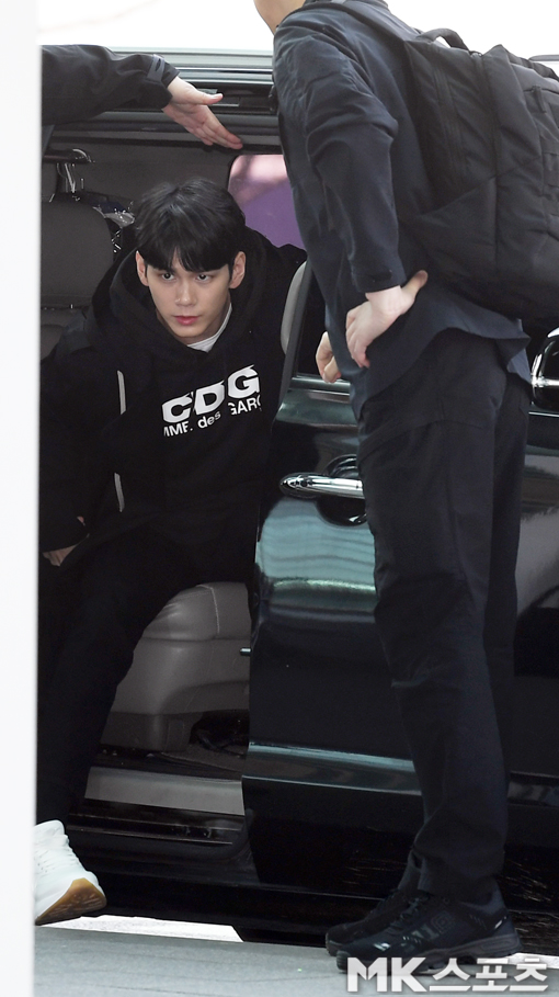 <p>5 afternoon Wanna One you Ong Seong-wu the Asian Pan for a tour to Singapore departure.</p><p>Ong Seong-wu with departures heading to my car.</p>