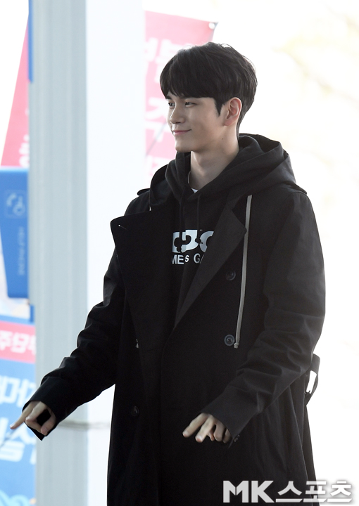 On the afternoon of the 5th, Ong Seong-wu from Wanna One left for Singapore for an Asian fan tour.Ong Seong-wu has photo time ahead of departure