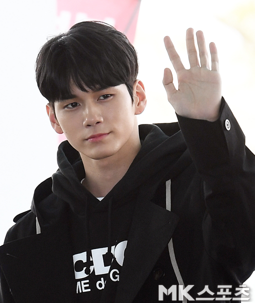 <p>5 afternoon Wanna One you Ong Seong-wu the Asian Pan for a tour to Singapore Departure.</p><p>Ong Seong-wu with Departure in front of the photo.</p>