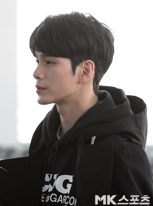 On the afternoon of the 5th, Ong Seong-wu from Wanna One left for Singapore for an Asian fan tour.Ong Seong-wu is heading to the departure hall.