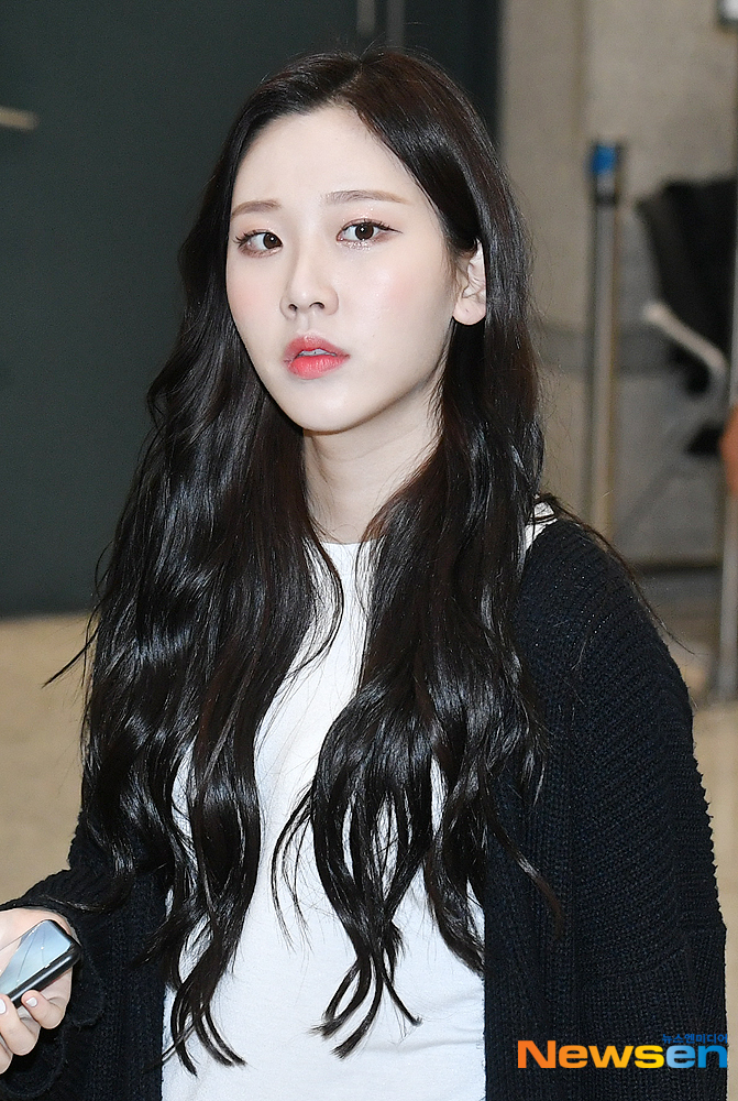 Girl group Momoland Nayun arrives at the Incheon International Airport in Unseo-dong, Jung-gu, Incheon after finishing its overseas schedule on the morning of April 5.useful stock
