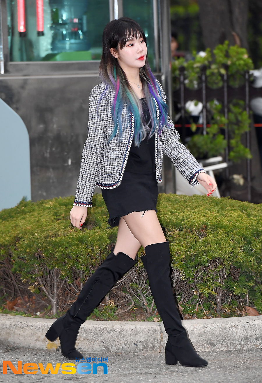 KBS 2TV Music Bank Way to work was held at the public hall of KBS New Building in Yeouido, Yeongdeungpo-gu, Seoul on April 5th.On the day of the Way to work, Momo (Nayun, Hyebin, Ain, Nancy, Jui, Yeonwoo and Jane) attended.On the other hand, on the same day, Music Bank will include Aizwon (IZ*ONE), Kang Siwon, Blockby Bastaz, Hotblooded Boys, Yukika, Chen, 1TEAM, ARGON (Argon), EVERGLOW, JBJ95, KARD, Stray Kids (Stray Kids), TOMORROW X TOGETHER (TXTT) It stars Park Girl, Dia, Dream Note, Momo Land, Jung Se-un and the Pentagon.Jung Yu-jin