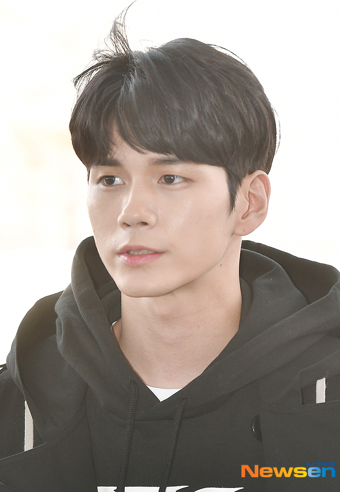Singer Ong Seong-wu departs for Singapore via the Incheon International Airport in Unseo-dong, Jung-gu, Incheon on a fan meeting tour schedule on the afternoon of April 5.useful stock