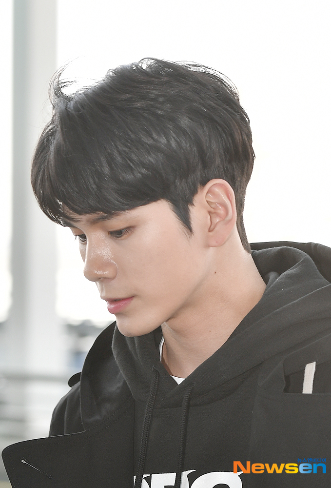 Singer Ong Seong-wu from Wanna One departs for Singapore through the Incheon International Airport in Unseo-dong, Jung-gu, Incheon on the afternoon of April 5th.useful stock