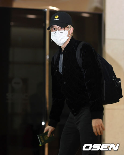 Group BTS departed from Gimpo International Airport for overseas schedule on the afternoon of the 5th.Group BTS Ji Min greets reporters