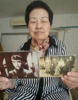ⓒ연합뉴스 2015년 8월 약산 김원봉의 막냇동생 김학봉씨(당시 83세)가 약산의 사진들을 보여주고 있다.
