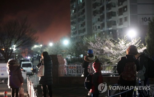 산불 피하는 속초 시민들 (속초=연합뉴스) 양지웅 기자 = 4일 오후 7시 17분께 강원 고성군 토성면 원암리 한 주유소 맞은편 도로변 변압기에서 시작된 것으로 추정되는 불이 나 산과 속초 시내로 옮겨붙어 속초시 교동 인근 아파트단지에서 주민들이 대피하고 있다. 2019.4.4 yangdoo@yna.co.kr