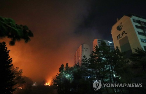 속초 시내 아파트 인근까지 번진 산불 (속초=연합뉴스) 양지웅 기자 = 4일 오후 7시 17분께 강원 고성군 토성면 원암리 한 주유소 맞은편 도로변 변압기에서 시작된 것으로 추정되는 불이 나 산과 속초 시내로 옮겨붙어 속초시 교동 인근 아파트단지 인근까지 불길이 향하고 있다. 2019.4.4 yangdoo@yna.co.kr