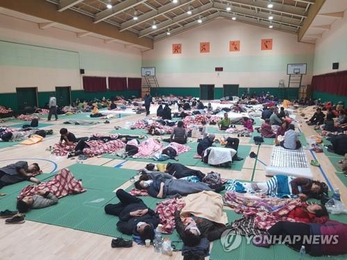 강당에 대피한 주민      (속초=연합뉴스) 최재훈 기자 = 5일 오전 고성산불로 인해 대피한 주민들이 임시대피소인 동광중학교 강당에 모여 밤을 지내고 있다.     jhch793@yna.co.kr  (끝)