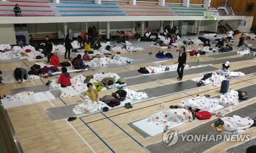 산불에 '잠 못 이루는 밤' (속초=연합뉴스) 최은지 기자 = 강원 고성·속초 일대에 산불이 이어지고 있는 5일 오전 속초시 교동 생활체육관으로 대피한 주민들이 잠을 청하고 있다. 2019.4.5 chamse@yna.co.kr