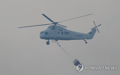 이른 아침부터 투입된 헬리콥터 (속초=연합뉴스) 김도훈 기자 = 5일 오전 전날 강원도 고성군 토성면에서 시작된 산불이 번진 속초시 상공으로 산불진화용 헬리콥터가 지나고 있다. 2019.4.5 superdoo82@yna.co.kr