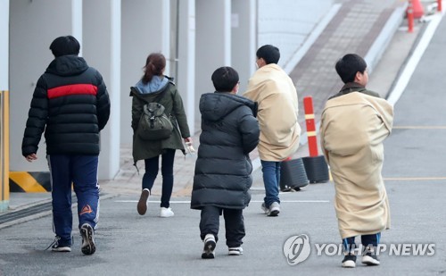 집으로 돌아가는 산불 대피 주민들 (속초=연합뉴스) 양지웅 기자 = 강원 고성·속초 일대에 맹렬한 산불이 기승을 부린 5일 오전 대피소에서 밤을 지새운 주민들이 속초 교동의 한 아파트단지로 돌아가고 있다. 2019.4.5 yangdoo@yna.co.kr