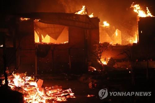전쟁터처럼 변해버린 집   (강릉=연합뉴스) 김도훈 기자 = 5일 새벽 산불이 발생한 강원도 강릉시 옥계면의 한 가옥이 불에 타고 있다. 2019.4.5 superdoo82@yna.co.kr