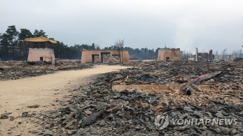 처참한 현장 (속초=연합뉴스) 김주환 기자 = 5일 오전 산불로 인해 속초시 대조영세트장 내 시설물이 불에 타 처참한 모습이다. 2019.4.5 jujuk@yna.co.kr