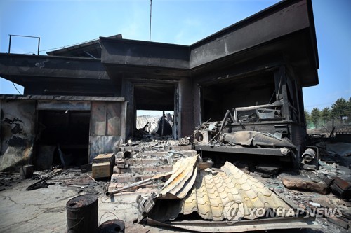 폐허로 변한 집 (속초=연합뉴스) 김인철 기자 = 5일 오전 전날 강원도 고성군 토성면에서 시작된 산불이 번진 속초시 장사동의 한 마을 주택이 불에 타 잿더미로 변해있다. yatoya@yna.co.kr