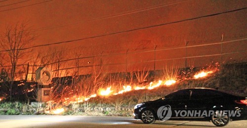 확산되는 고성 산불 (고성=연합뉴스) 이종건 기자 = 4일 오후 7시 17분께 강원 고성군 토성면 원암리 일대 산에서 불이 나 도로변 주변으로 확산하고 있다. 2019.4.4 momo@yna.co.kr