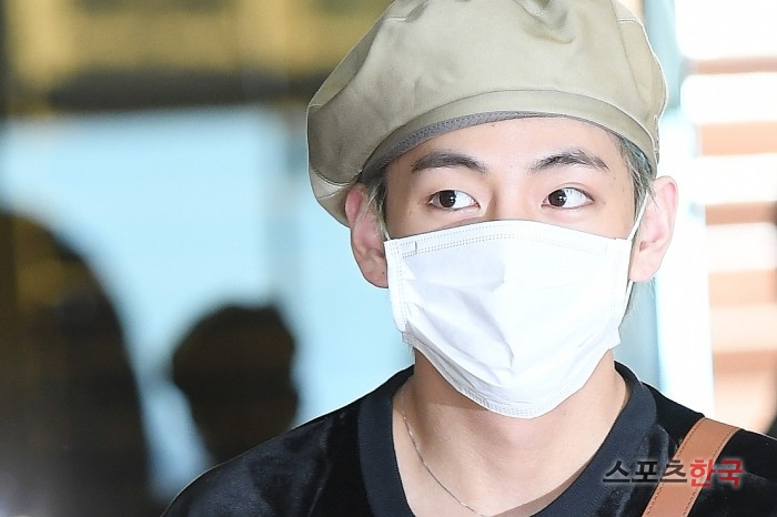BTS BTS is leaving for Thailand through the Gimpo International Airport Business Airport Center in Gangseo-gu, Seoul, to attend BTS WORLD TOUR LOVE YOURSELF (BTS World Tour Love Your Self) on the morning of the 5th.