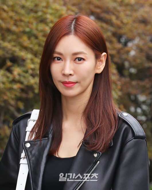 Kim So-yeon poses at a photo time event before attending the recording.