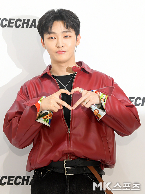 Yoon Ji-sung attends the photo wall commemorating the fashion brand collection show held in Seongsu-dong, Seoul on the afternoon of the 6th.The event was attended by actors Lee Sung-kyung, Bong Tae-gyu, Hong Jong-hyun, Yoon Ji-sung, Lee Dae-hwi (Wanna One) Kim Dong-hyun, Kim Jin-kyung, YG dancers Kwon Young-don and Kwon Young-deuk.