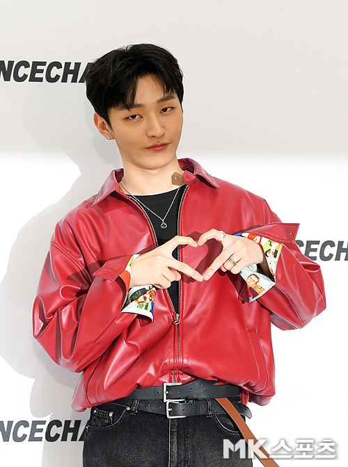 Yoon Ji-sung attends the photo wall commemorating the fashion brand collection show held in Seongsu-dong, Seoul on the afternoon of the 6th.Actors Lee Sung-kyung, Hong Jong-hyun, Yoon Ji-sung, Lee Dae-hwi (Wanna One) Kim Dong-hyun, YG dancers Kwon Young-don and Kwon Young-deuk attended the event.