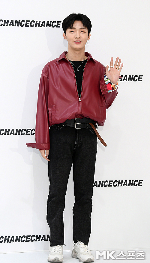 Yoon Ji-sung attends the photo wall commemorating the fashion brand collection show held in Seongsu-dong, Seoul on the afternoon of the 6th.Actors Lee Sung-kyung, Hong Jong-hyun, Yoon Ji-sung, Lee Dae-hwi (Wanna One) Kim Dong-hyun, YG dancers Kwon Young-don and Kwon Young-deuk attended the event.