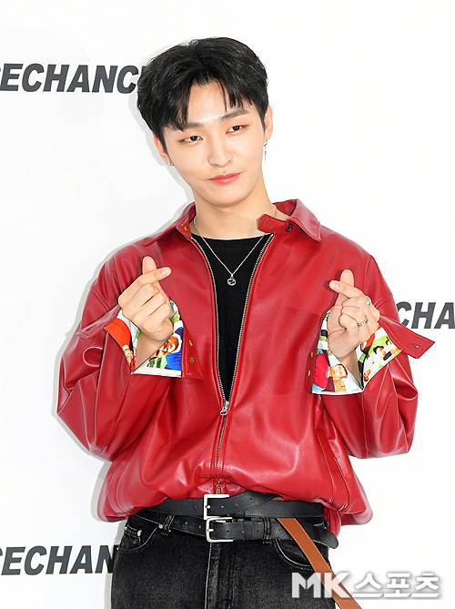 Lee Dae-hui and Yoon Ji-sung from Wanna One are attending the photo wall commemorating the fashion brand collection show held in Seongsu-dong, Seoul on the afternoon of the 6th.Actors Lee Sung-kyung, Hong Jong-hyun, Yoon Ji-sung (Warner One), Lee Dae-hwi (Warner One) Kim Dong-hyun, YG dancers Kwon Young-don and Kwon Young-deuk attended the event.