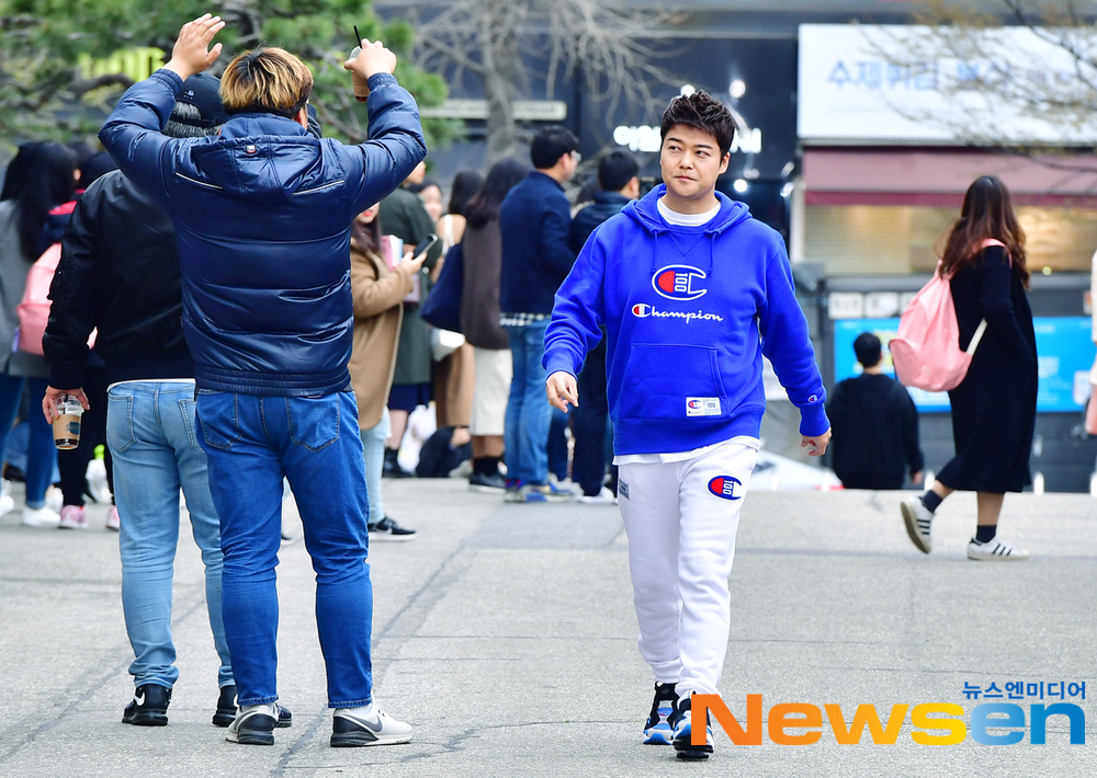KBS 2TV Happy Together Season 4 recording was held at the KBS annex in Yeouido-dong, Yeongdeungpo-gu, Seoul on the afternoon of April 6.Jun Hyun-moo attended the ceremony.Jang Gyeong-ho
