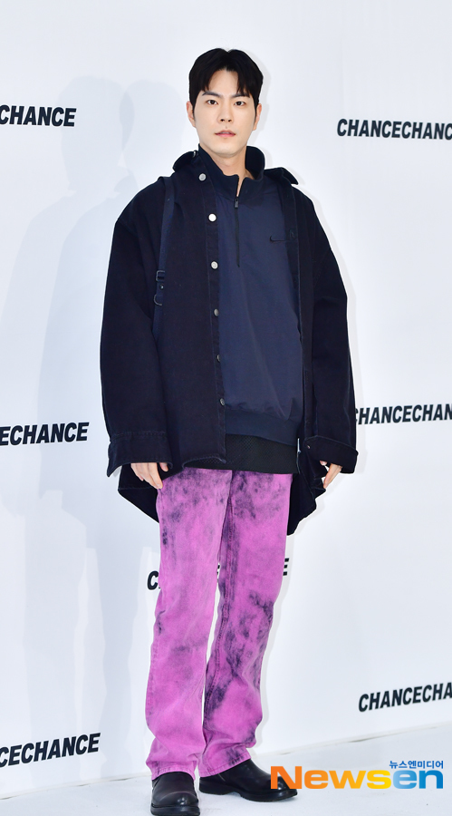 The Chance Chance ESS Collection Show commemorative photo wall event was held on April 6 at Esfactory D-dong, Seongsu-dong, Seongdong-gu, Seoul.On that day, Hong Jong-Hyun attended.Jang Gyeong-ho