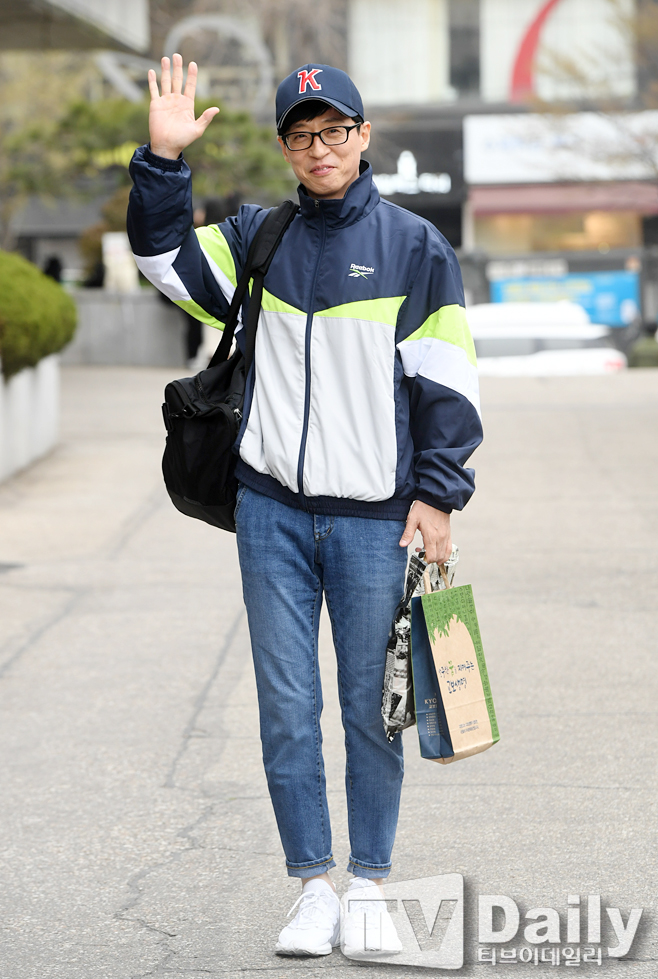 The comedian Yoo Jae-Suk is going to work for the recording of KBS 2 entertainment program Happy Together 4 held at KBS annex in Yeouido, Yeongdeungpo-gu, Seoul on the 6th.[Happy Together 4s Coming to work