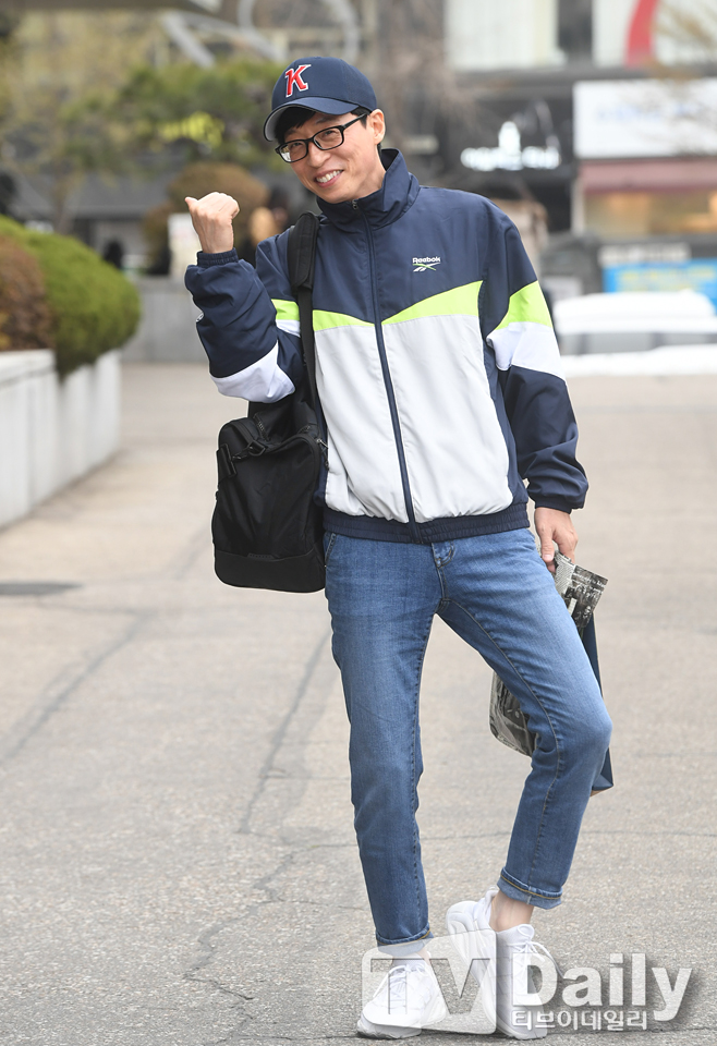 The comedian Yoo Jae-Suk is going to work for the recording of KBS 2 entertainment program Happy Together 4 held at KBS annex in Yeouido, Yeongdeungpo-gu, Seoul on the 6th.[Happy Together 4s Coming to work