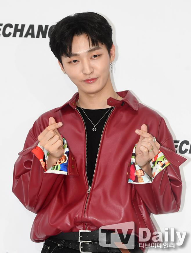 Singer Yoon Ji-sung attends the event to commemorate the Desiigner brand Chance ESS collection show held at the Es Factory in Seongsu-dong, Seongdong-gu, Seoul on the afternoon of the 6th.Desiigner Brand Chance ESS Collection Show Celebration Event