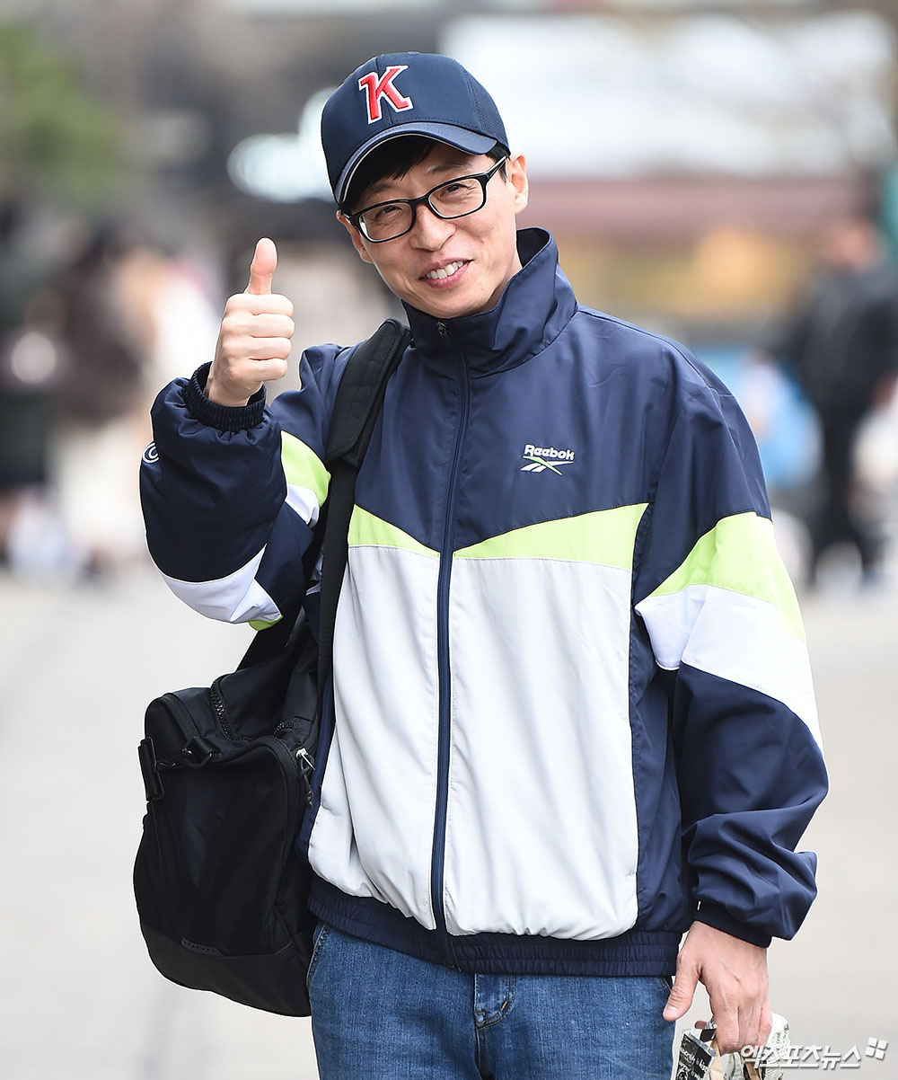 Yoo Jae-Suk, a comedian who attended the KBS 2TV Happy Together 4 recording at the KBS annex in Yeouido-dong, Seoul on the afternoon of the 6th, is posing on his way to work.