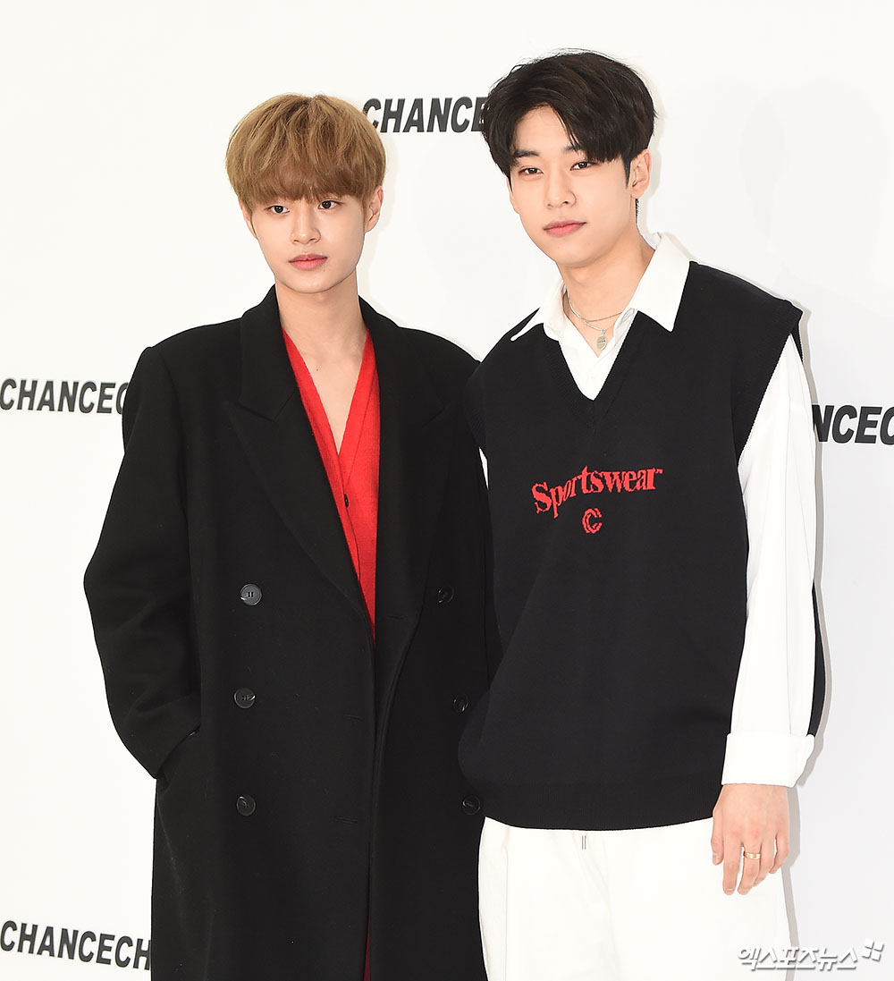 AB6IX Lee Dae-hui and Kim Dong-Hyun pose at a new collection show ceremony held at the Es Factory in Seongsu-dong, Seoul on the afternoon of the 6th.