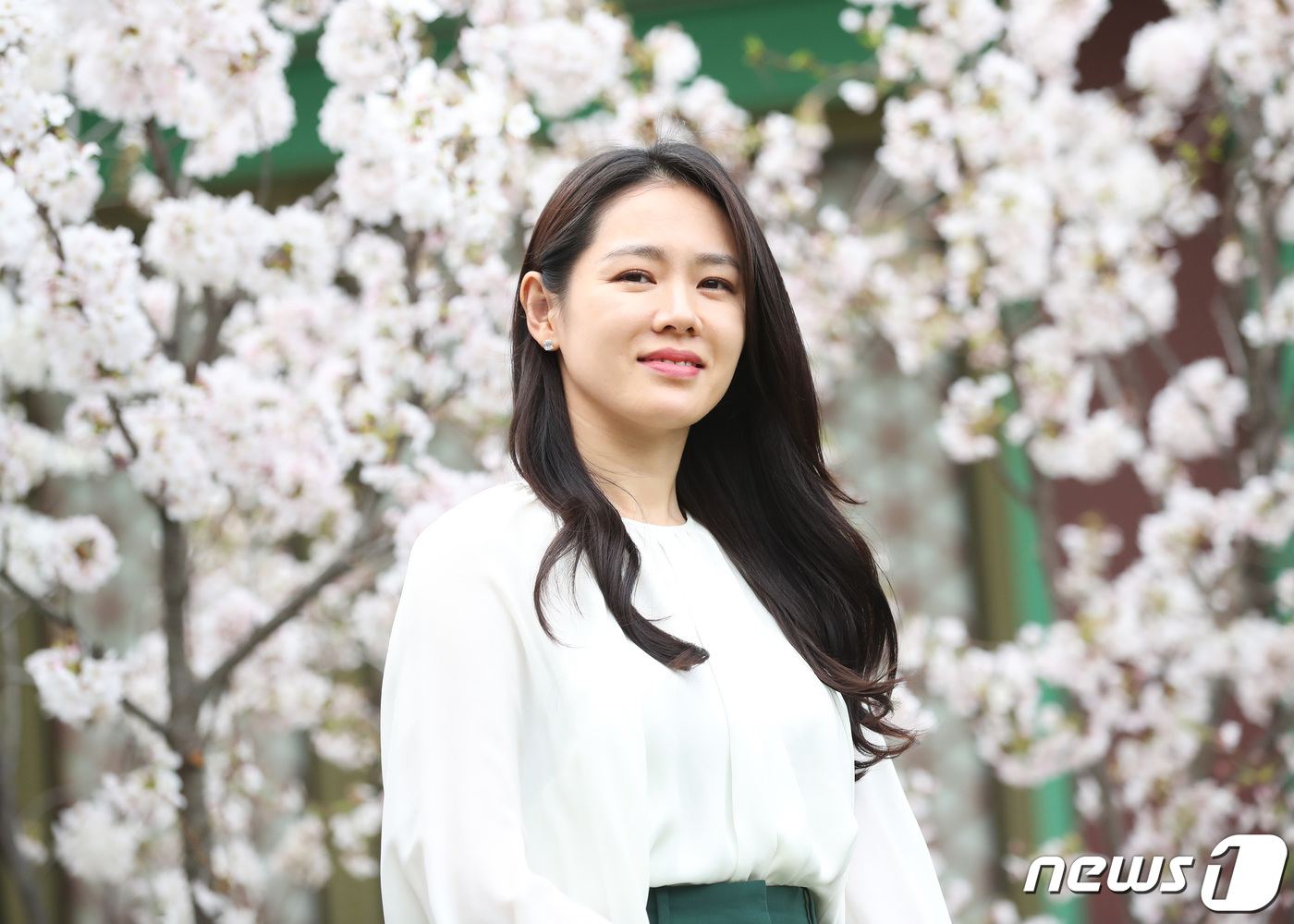 Seoul=) = Actor Son Ye-jin attends Lee Jung-hyuns Wedding ceremony at Shilla Hotel in Jangchung-dong, Seoul, on the afternoon of the 7th, and blesses the future of the two.2019.4.7