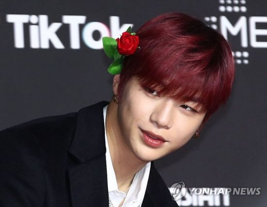 Singer Kang Daniel is enjoying the highest level of popularity for 54 consecutive weeks in the idol chart rating ranking.In the 4th week of the idol charts, Kang Daniel received 122,598 people and was named the most votes.As a result, Kang Daniel has been gaining popularity by increasing the record of the most votes to 54 weeks.Followed by Kang Daniel: Jimin (BTS, 54,053), Bu (BTS, 29,202), Jungkook (BTS, 28,31), Ha Sung-woon (26,022), Rai Kwan-lin (19,762), Park Woo-jin (14,288), Jin (BTS, 11,849), Miyawaki Sakura (BTS, 18,849) Aizwon, 5589 people), and Hwang Min-hyun (New East, 4734 people) were in the top spot.Even though he liked to recognize his star preference, Kang Daniels popularity was hot; for a week Kang Daniel received 19,107 likes.It is followed by Jimin (BTS, 7786), Bu (BTS, 4688), Ha Sung-woon (3844), Li Kwanlin (3406), Jungkook (BTS, 3257), Park Woo-jin (2408), Jin (BTS, 2360), Miyawaki Sakura (Aizwon, 1094), and Park Ji-hoon (864). It was recorded.Meanwhile Kang Daniel is in dispute with his agency recently over a contract issue.