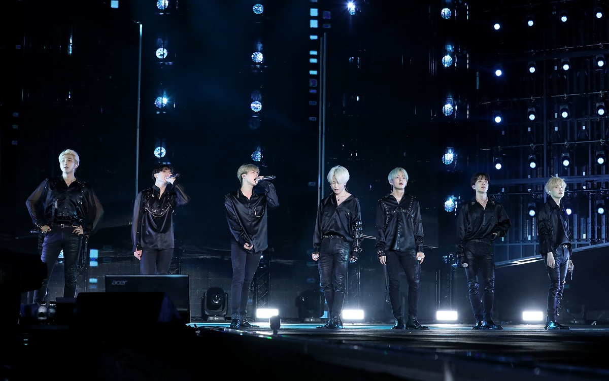 BTS will finish the tour of LOVE YOURSELF in four Asian regions after performing in Thailand today (7th).BTS held a LOVE YOURSELF tour at the Rajamangala National Stadium in Bangkok, Thailand on the 6th.BTS, which started performing with IDOL in the hot shout of fans who filled the venue on the day, presented a series of colorful performances including units and solo stages such as Unforgettable Heart and Tear as well as brilliant performances such as DNA and MIC Drop remixes.In the audience, they responded enthusiastically by singing all the songs in Korean and singing cheering together.The BTS lasted the performance today, and sold out 9 performances in four Asian regions including Taiwan, Singapore, Hong Kong and Thailand, and mobilized a total of 250,000 viewers.I sincerely thank ARMY for welcoming and welcoming us from our debut six years ago and our first performance so far, the BTS said, finishing their Asian tour.Ill give you a new album and a good stage to give you back to the interest and love youve shown, he said.BTS will host the LOVE YOURSELF: SPEAK YOURSELF Stadium Tour in eight locations around the world, including Sao Paulo, London, France, Paris, Osaka and Shizuoka, Brazil, starting from Los Angeles on May 4 and 5.BTS, who finished the Asian tour, responded to a thrilling comeback day, an extraordinary BTS ~ proud, and always cheer.iMBC Baek A-young  Photo Offering Big Hit