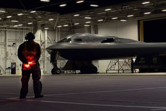 미국 스텔스 전략폭격기인 B-2 스피릿이 미국 미주리주 화이트먼 공군기지에서 출격준비를 하고 있다. [사진 미 공군]
