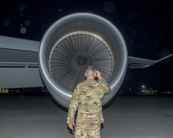 2018년 4월 12일 그리스의 사운드 베이 미군 기지에서 정비사가 이륙을 앞둔 RC-135V/W 리벳조인트가를 점검하고 있다. RC-135 계열의 정찰기들은 아시아 지역뿐 아니라 유럽과 아프리카 등 임무 지역이 넓다. [사진 미 공군]