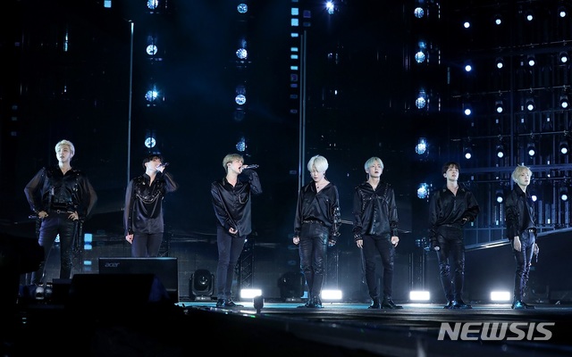 According to his agency Big Hit Entertainment, BTS held the Asia Tour Love Your Self at the National Stadium in Lazamangala, Bangkok, Thailand on the 6th.BTS, who opened the stage by singing Idol, enthusiastically enthusiastic local fans with hit song medleys such as DNA, Mike Drop remix, I can not tell you and Tear.The Asia tour collected 250,000 people; nine performances in Taiwan, Singapore, Hong Kong and Thailand sold out all seats.I sincerely thank the Ami (BTS fan club), who welcomed and welcomed us since I debuted six years ago and first performed, and I have enjoyed it together like a festival, so I have had happy memories and energy.I will repay Amis love through a new album and a good stage. BTS is on a new tour.Starting May 4, the stadium tour Love Your Self: Speak Your Self will be held in eight locations, starting with United States of America Los Angeles, Chicago and New Jersey, Brazil, Sao Paulo, London, France, Paris, Osaka and Shizuoka, Japan.The album Map of the Sol: Persona will be released simultaneously on the 12th.United States of America will present its first comeback stage on NBCs Saturday Night Live (SNL).