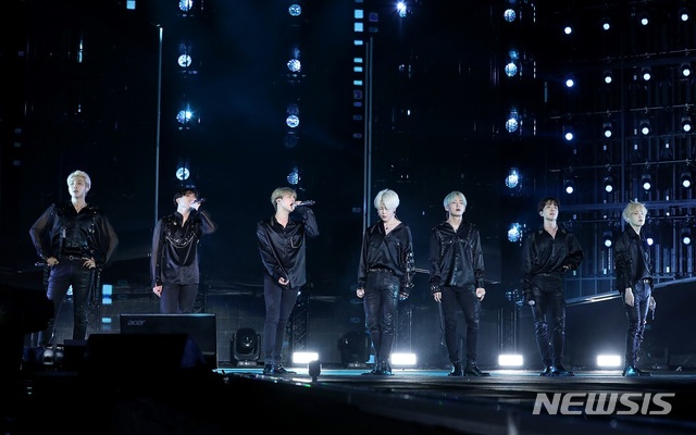 BTS Asia tour, Thailand finishing..25 million craze <p>The Agency BigHit Entertainment, according to the BTS is 6 days Thailand Bangkok Raja views get the National Stadium at the Asian Tour Love Your Selfunfolded. Idoland stage BTS DNA MIC Drop Remix not seriously tier, including the hit songs medley by local fans was enthusiastic.</p><p>This Asia tour is 25 million. Taiwan, Singapore, Hong Kong, Thailand 9 performances sold-out. Members are 6 years ago debut for the first performances was from when we returned and welcomed the AMI(BTS fan club), my sincere thanks. Festival like enjoy with me in happy memories and gained energy. New album and a good stage through the meaning of love to you,he said.</p><p>BTS is a new tour. 5 November 4 from United States of America Los Angeles, starting with Chicago, New Jersey through Brazil, Sao Paulo, London, England, Paris, France,, Japan Osaka and Shizuoka until 8 in the area of the stadium tour love the self: Speke the self.</p><p>12, album map of the soul: personato the world simultaneous release. United States of America NBC Saturday Night Live(SNL)in the first stage a comeback.</p>