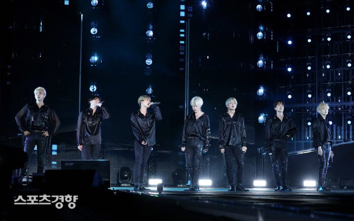 Group BTS, which is about to release a new album, will finalize its tour of Asias four regions for the last time on Thursday.BTS held a Love Yourself (LOVE YOURSELF) tour at the National Stadium in Lazamangala, Bangkok, Thailand on the 6th.The albums title song Idol (IDOL) opened with a series of units and solo stages along with a stage where colorful dances stand out.The audience responded by singing all the songs in Korean from the audience and singing cheering methods.BTS will finalize its performance on the 7th, and will complete the Asia-area performances of Love Yourself tour, Taiwan, Singapore, Hong Kong and Thailand.They mobilized 250,000 spectators through a total of nine performances.I sincerely thank you ARMY for welcoming and welcoming us from the time we debuted and performed our first performance six years ago, BTS said.Ill give you a new album and a good stage so that you can repay the interest and love you have shown, he said.Those who will release their new album, Map of the Soul: PERSONA (MAP OF THE SOUL: PERSONA) on the 12th will go through United States of America LA on the 4th of next month, Chicago and New Jersey, and will connect 8 regions around the world including Sao Paulo, Brazil, London, France, Paris, Japan, Osaka and Shizuoka. Open the LOV YOURSELF:SPEAK YOURSELF> AT&T Stadium tour.BTSs new album comeback stage is held as United States of America NBCs SNL (Saturday Night Live).