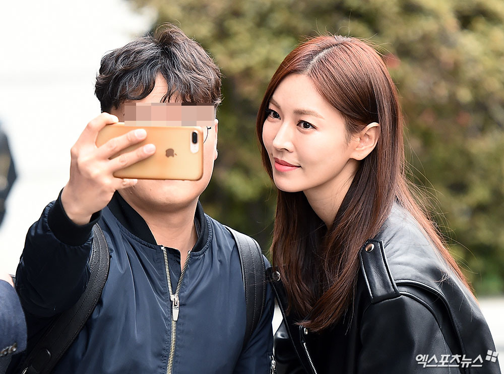 Actor Kim So-yeon, who attended the KBS 2TV Happy Together 4 recording at the KBS annex in Yeouido-dong, Seoul on the afternoon of the 6th, is posing on his way to work.