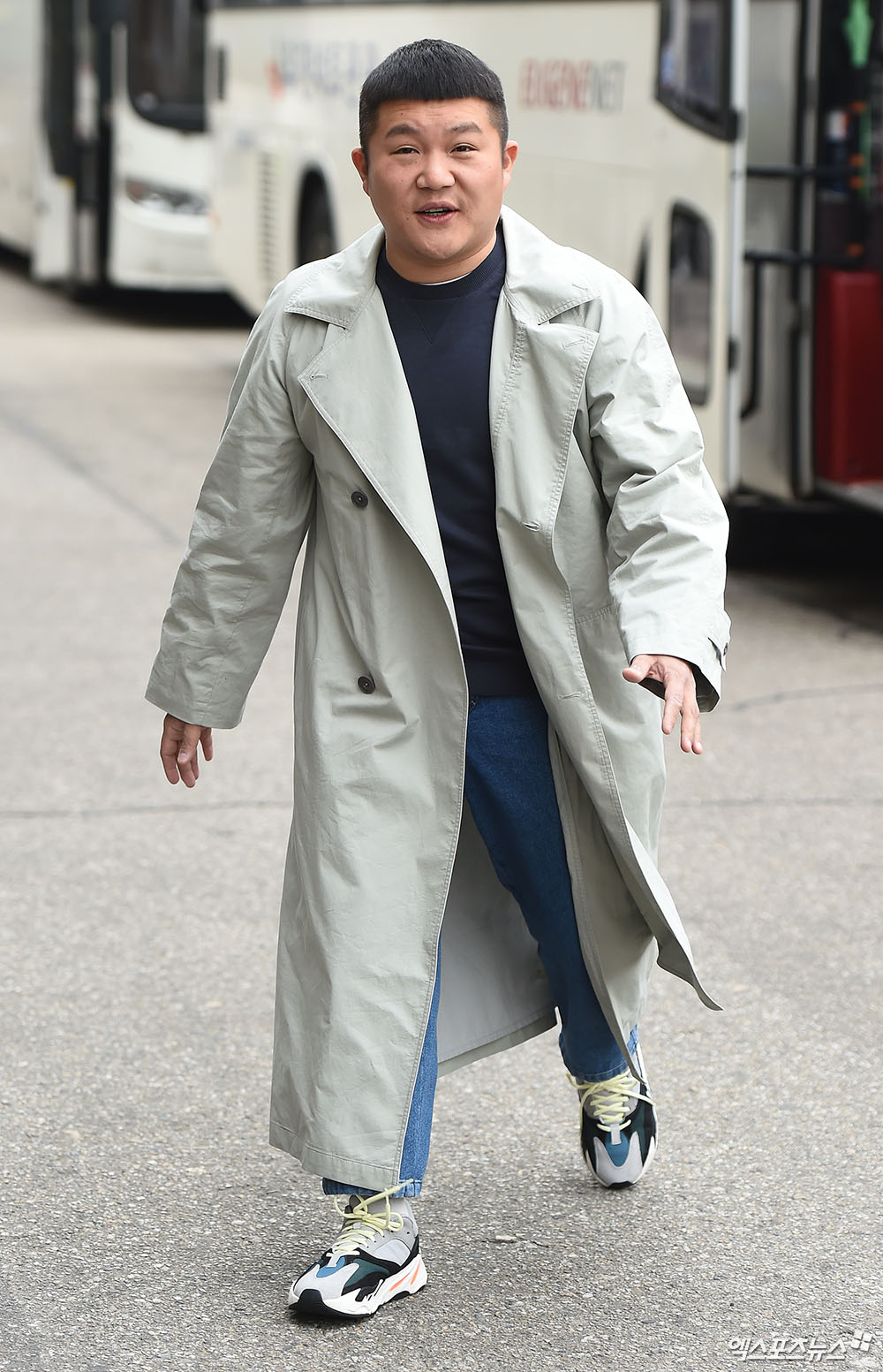Actor Jo Se-ho, who attended the KBS 2TV Happy Together 4 recording at the KBS annex in Yeouido-dong, Seoul on the afternoon of the 6th, is posing on his way to work.