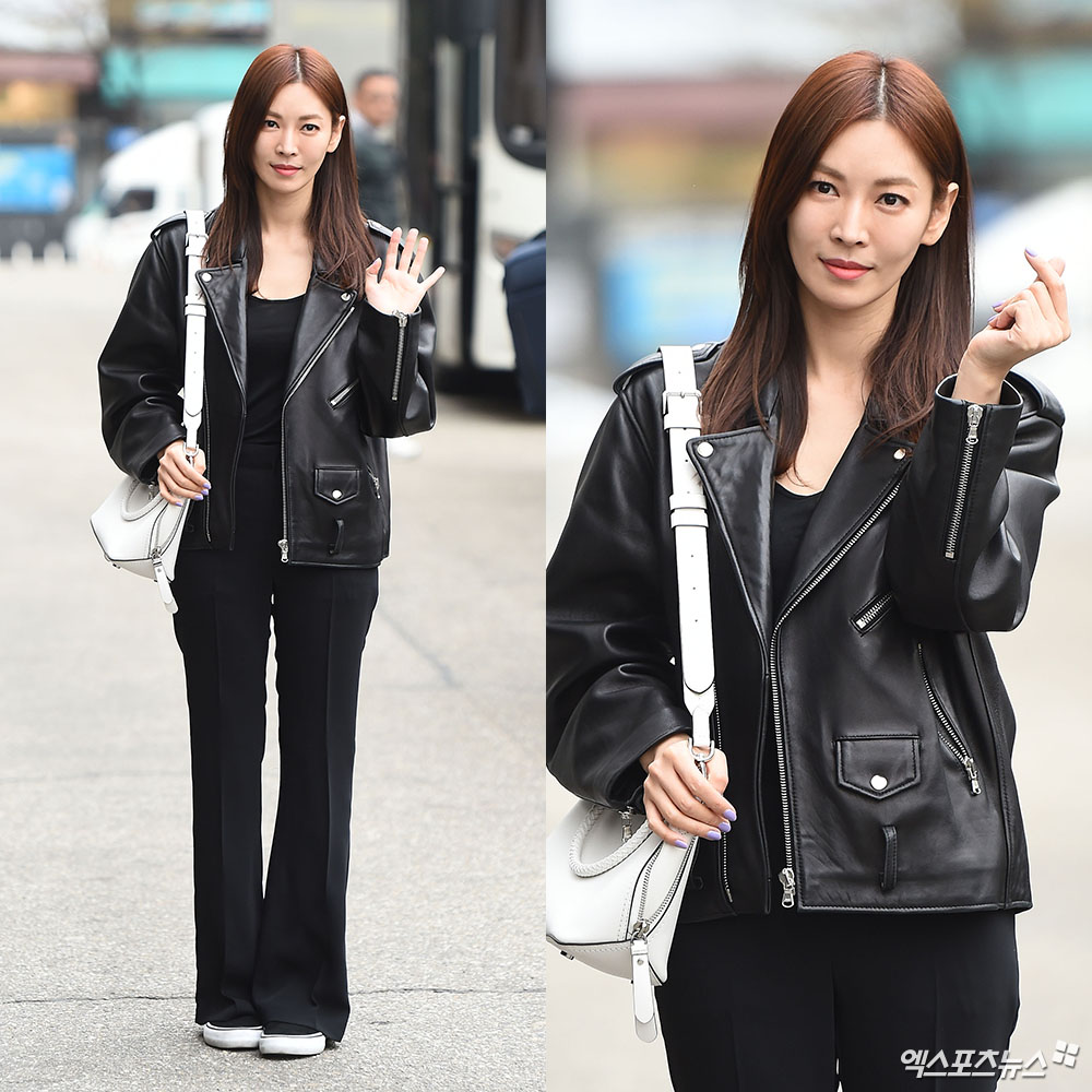 Actor Kim So-yeon, who attended the KBS 2TV Happy Together 4 recording at the KBS annex in Yeouido-dong, Seoul on the afternoon of the 6th, is posing on his way to work.A perfect proportion without a heel.Pretty from head to toe.Lovely Smile.and Im glad to have a sign.Perfect fan service.