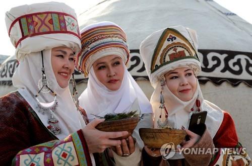 (epa=연합뉴스) 전통 의상을 입고 새해맞이 축제에 참가한 키르기스 여성들.