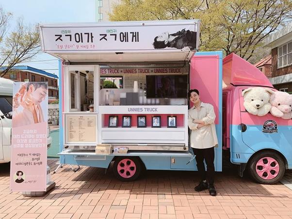 Actor Yeo Jin-goo and group BTS member Jungkook revealed friendship.Yeo Jin-goo posted a picture of his coffee car presented by BTS Jungkook on his 8th day with a sense of Ado A cheers!Yeo Jin-goo in the photo is standing in front of a coffee car during the TVN new drama Hotel Deluna shooting.The friendship between BTS Jungkook and Yeo Jin-goo, which is handed down in coffee tea, is warm.Especially in the coffee tea, A (former Jungkook) opened a coffee shop next to Hotel Deluna to  (Yeo Jin-goo). There has never been such a drama until now.Is this Rocco or Visual Picture? Hotel Deluna Fighting, which is more fun than visuals! Actors and staffs! Fighting!Yeo Jin-goo friend BTS Jungkook Dream is written with a witty phrase, adding to the fun.Meanwhile, Yeo Jin-goo is in the midst of filming Hotel Deluna with IU and Cho Hyun-chul. Hotel Deluna is about to air this year.BTS, which Jungkook belongs to, will release its new album Map of the Soul: Persona (MAP OF THE SOUL: PERSONA) on the 12th.On this day, Halseys title song City for Small Things teaser video, which participated in the feature, is being released, raising the expectation of many people.