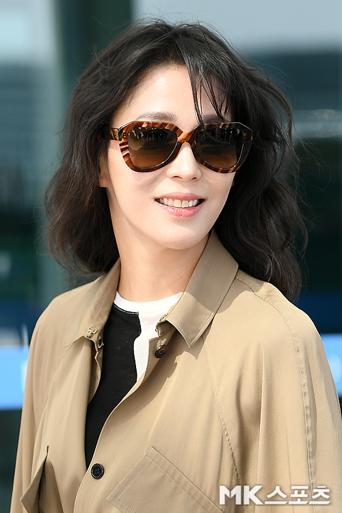 Actor Han Go-eun left for Phuket, Thailand, through Incheon International Airport on the afternoon of the 8th.Han Go-eun is heading to the departure hall.