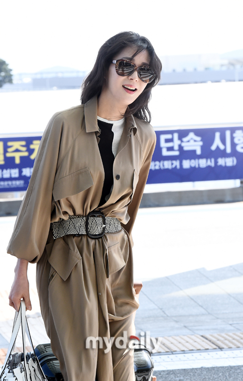 Talent Han Go-eun is heading to the departure hall of Incheon International Airport on the afternoon of the 8th.